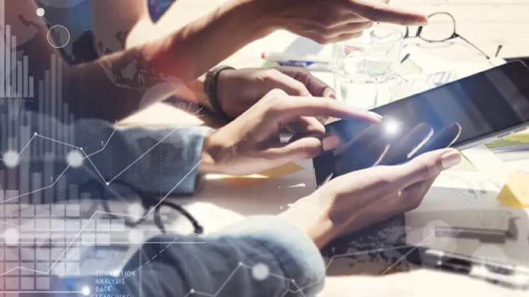 Collaborateurs autour d'une tablette numérique